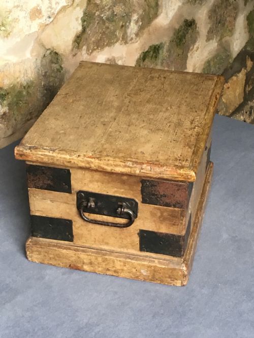 VERY SMALL VICTORIAN PAINTED TRUNK - ADDITIONAL PHOTO 6