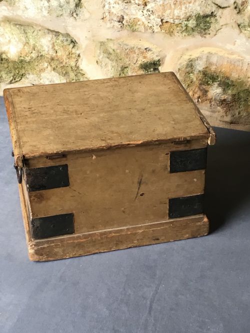 VERY SMALL VICTORIAN PAINTED TRUNK - ADDITIONAL PHOTO 16