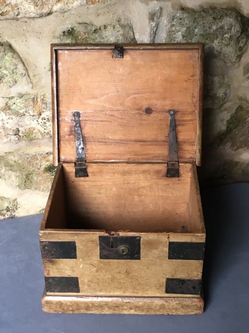 VERY SMALL VICTORIAN PAINTED TRUNK - ADDITIONAL PHOTO 17