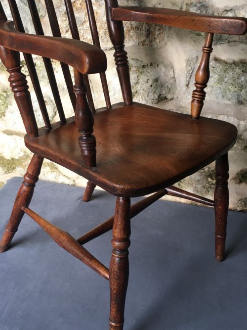 AN ATTRACTIVE WINDSOR ARMCHAIR - ADDITIONAL PHOTO 4