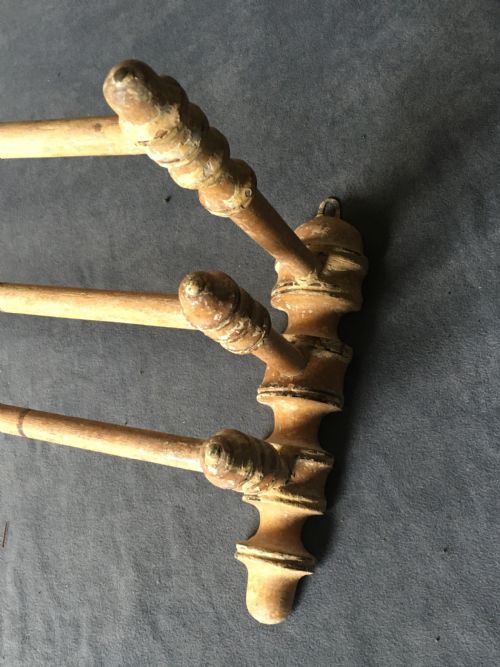 VICTORIAN WALLMOUNTED TOWEL RAIL - ADDITIONAL PHOTO 2