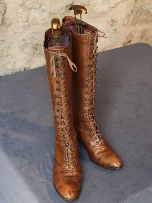 A LADY'S PAIR OF BROWN BOOTS - ADDITIONAL PHOTO 1