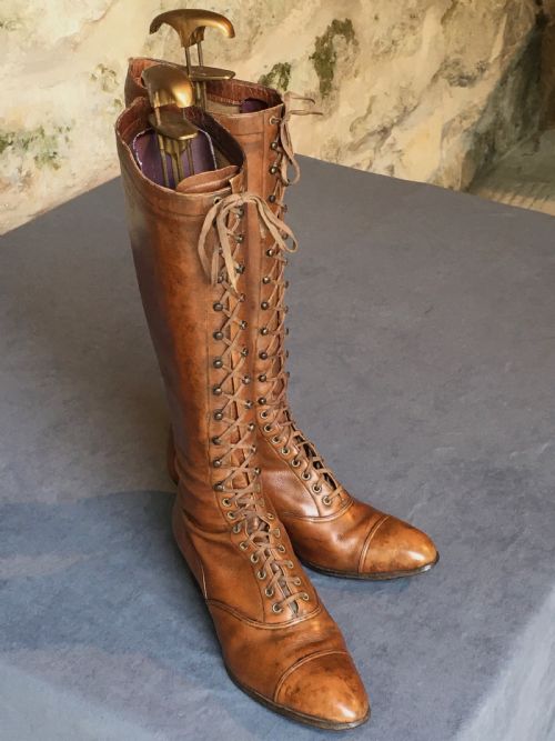 A LADY'S PAIR OF BROWN BOOTS - ADDITIONAL PHOTO 2