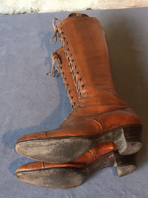 A LADY'S PAIR OF BROWN BOOTS - ADDITIONAL PHOTO 3