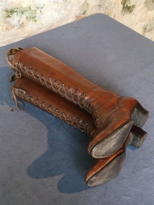 A LADY'S PAIR OF BROWN BOOTS - ADDITIONAL PHOTO 4