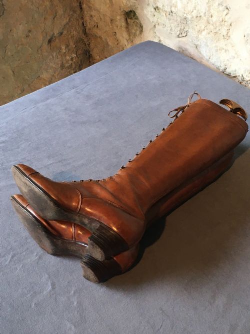 A LADY'S PAIR OF BROWN BOOTS - ADDITIONAL PHOTO 5