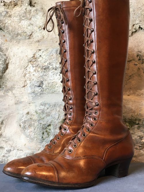 A LADY'S PAIR OF BROWN BOOTS - ADDITIONAL PHOTO 6