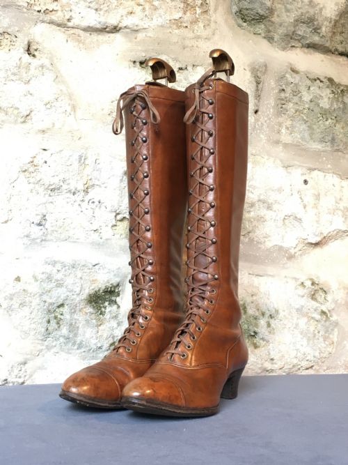 A LADY'S PAIR OF BROWN BOOTS - ADDITIONAL PHOTO 7
