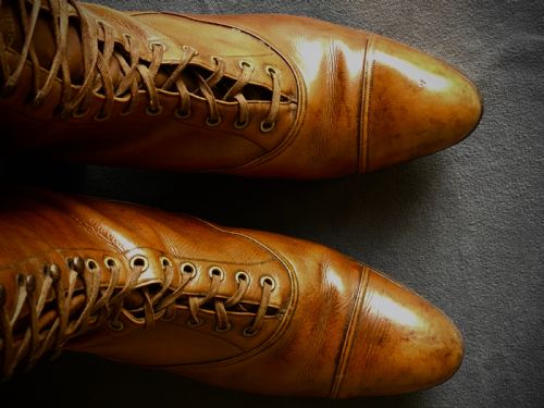 A LADY'S PAIR OF BROWN BOOTS - ADDITIONAL PHOTO 8