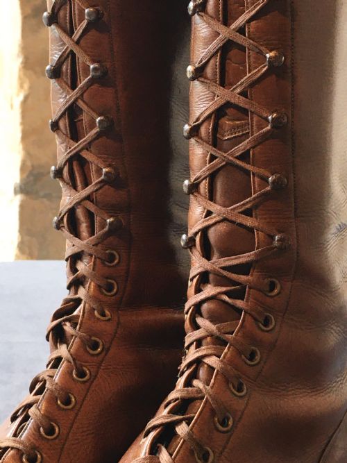 A LADY'S PAIR OF BROWN BOOTS - ADDITIONAL PHOTO 17