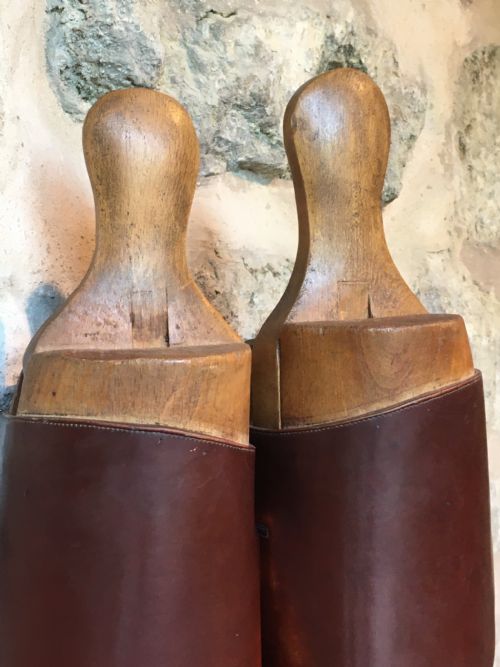 VERY FINE PAIR OF RIDING BOOTS - ADDITIONAL PHOTO 9