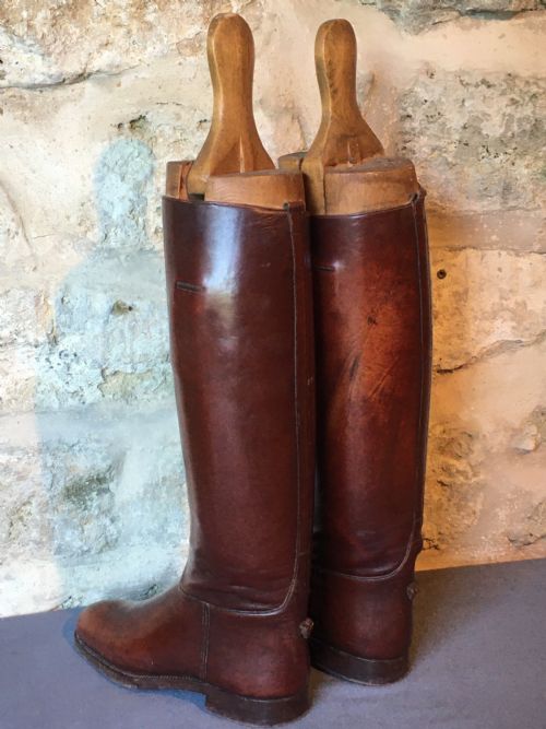 VERY FINE PAIR OF RIDING BOOTS - ADDITIONAL PHOTO 17