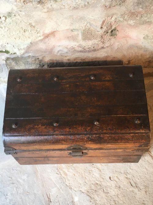 PAINTED VICTORIAN STORAGE TRUNK - ADDITIONAL PHOTO 4