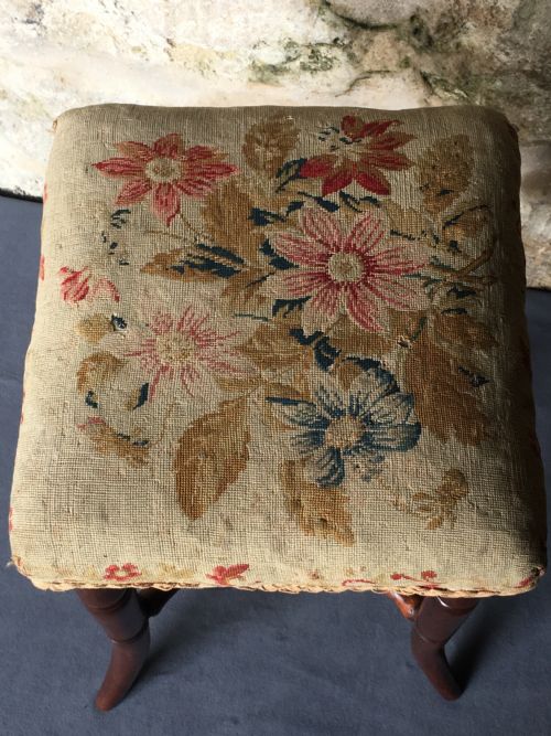 A BEAUTIFUL DRESSING TABLE STOOL - ADDITIONAL PHOTO 8