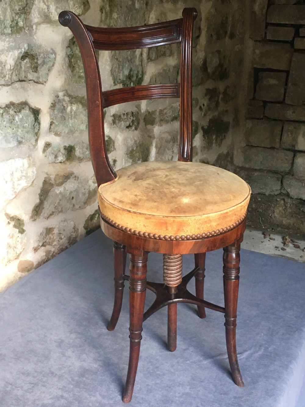 Adjustable music stool for piano/harp/cello 