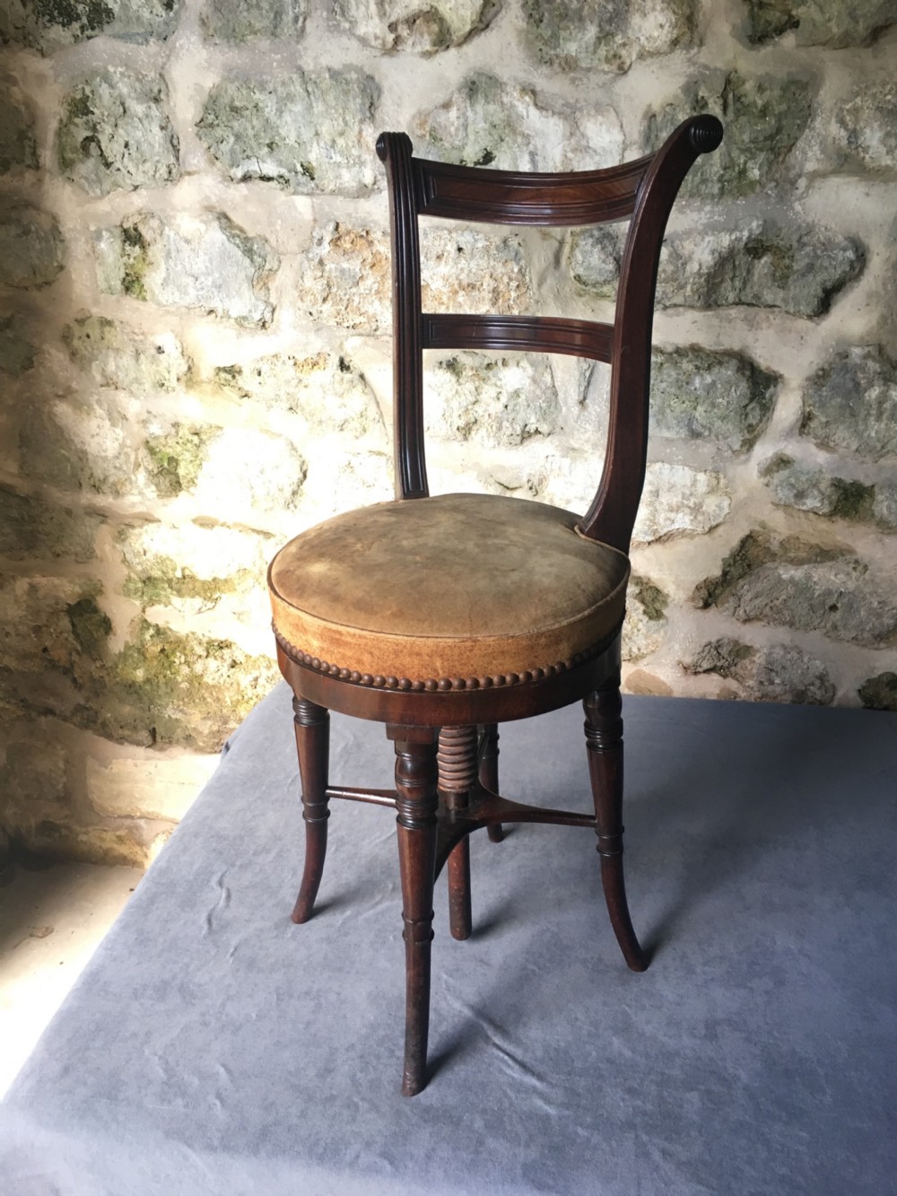 Adjustable music stool for piano/harp/cello  View II