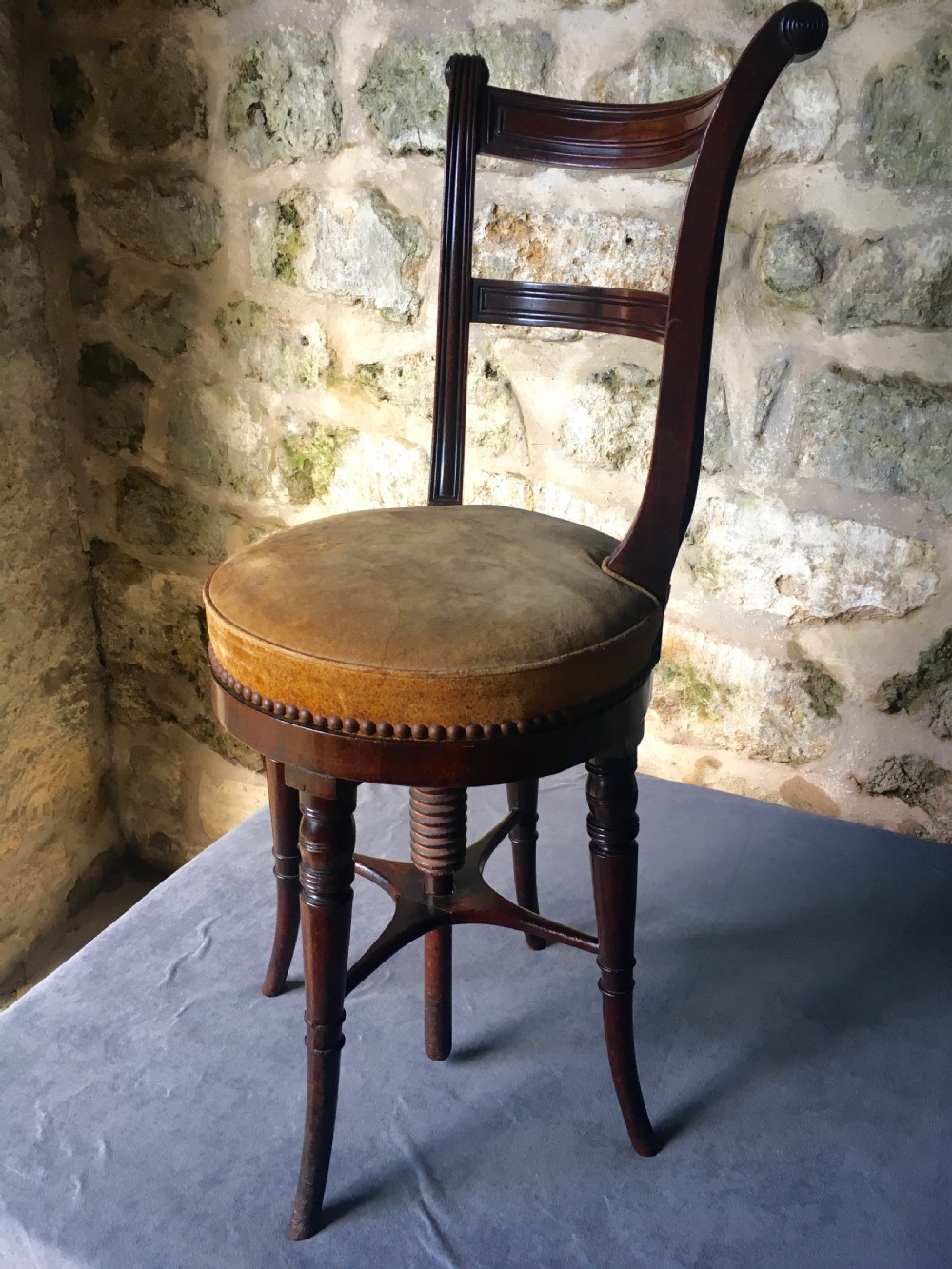 Adjustable music stool for piano/harp/cello  View III
