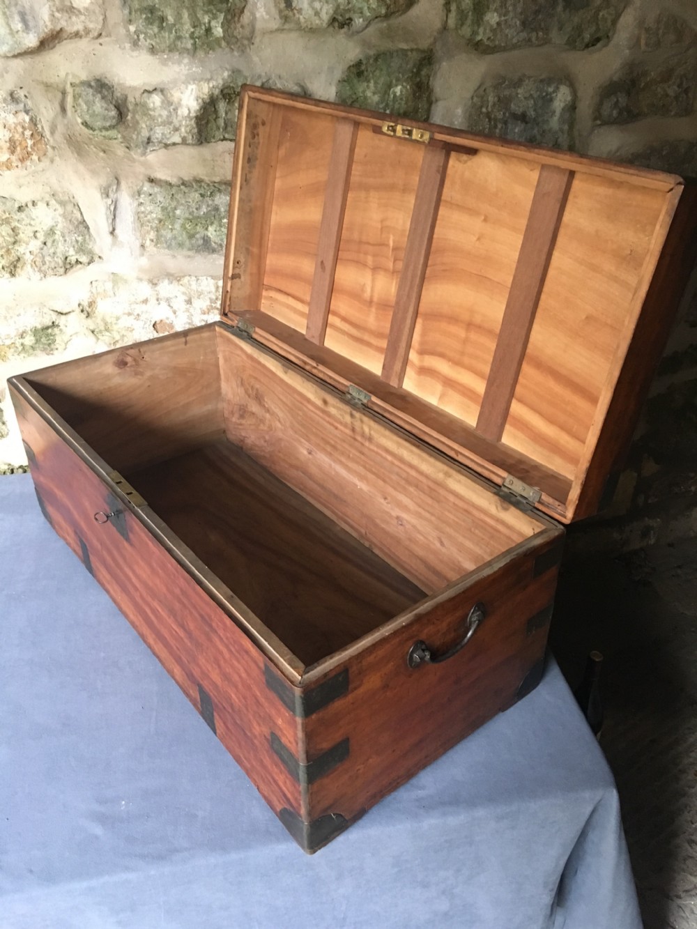 Blanket chest or trunk in camphorwood View XI