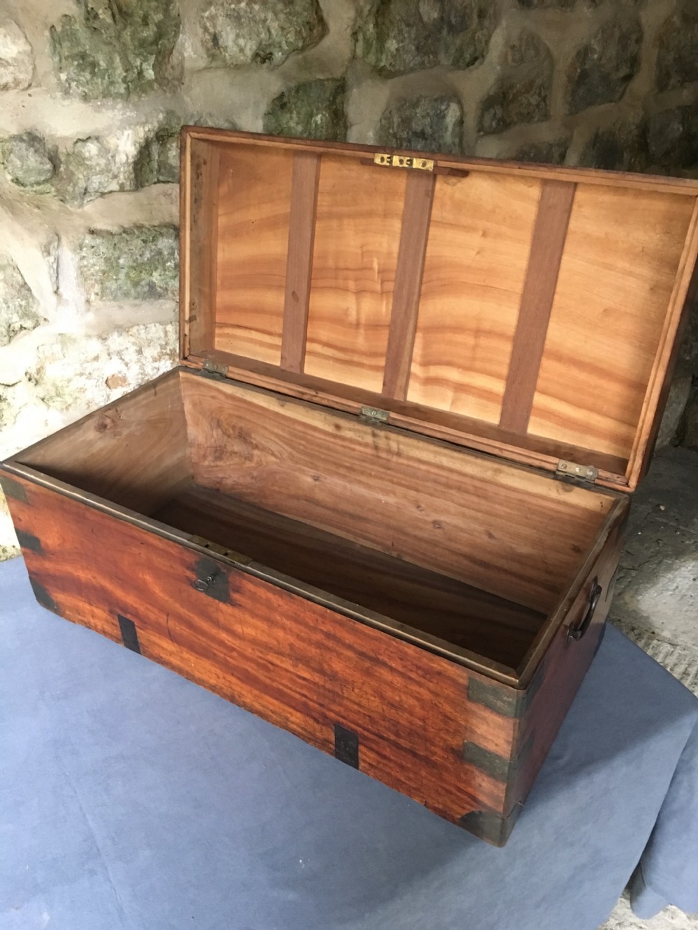 Blanket chest or trunk in camphorwood View XII