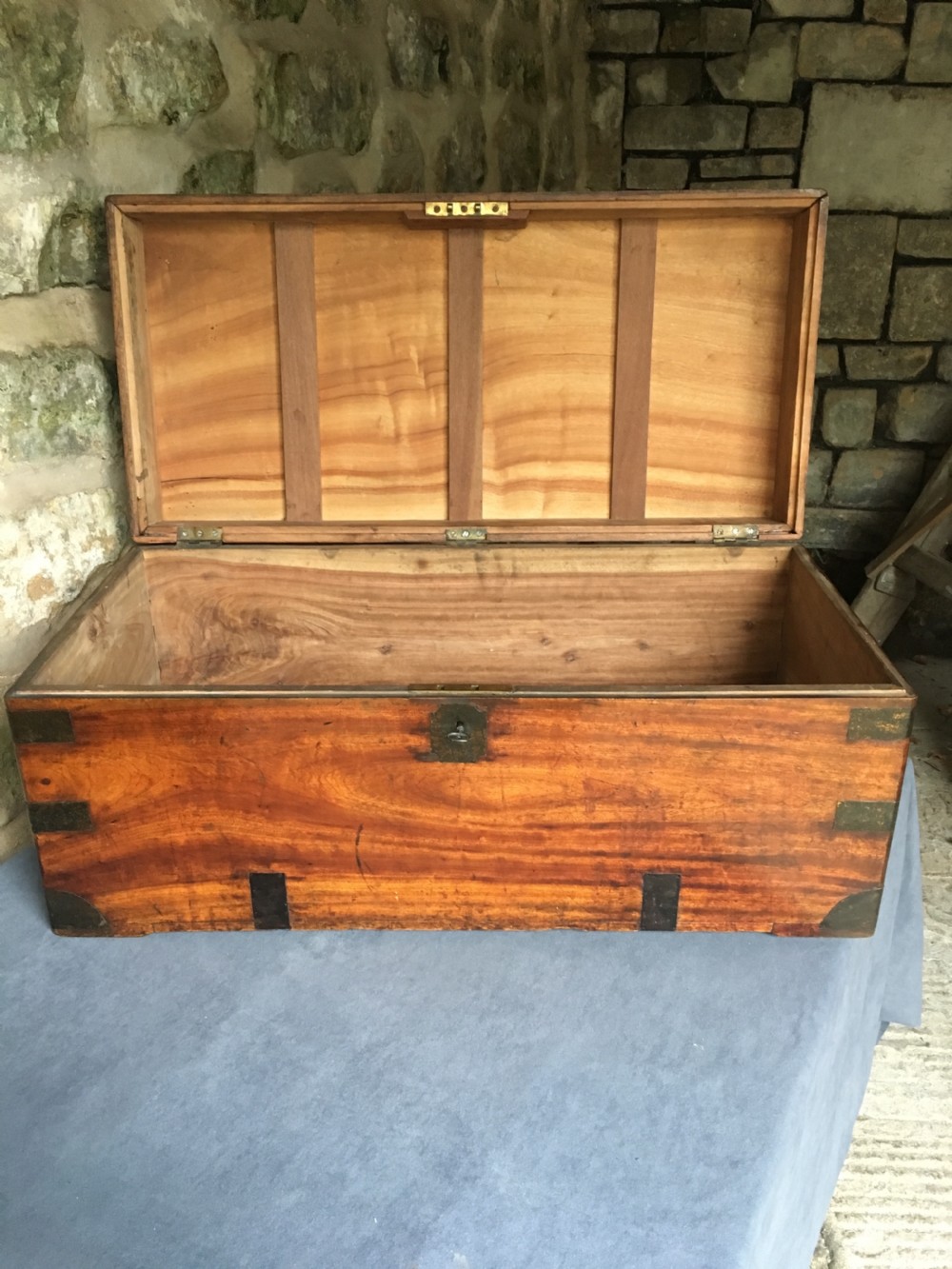 Blanket chest or trunk in camphorwood View XIII