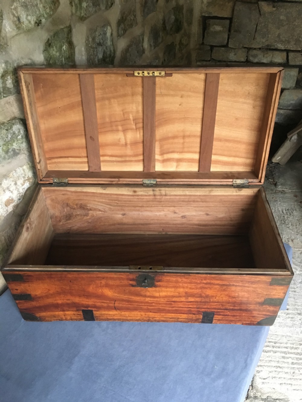 Blanket chest or trunk in camphorwood View XIV