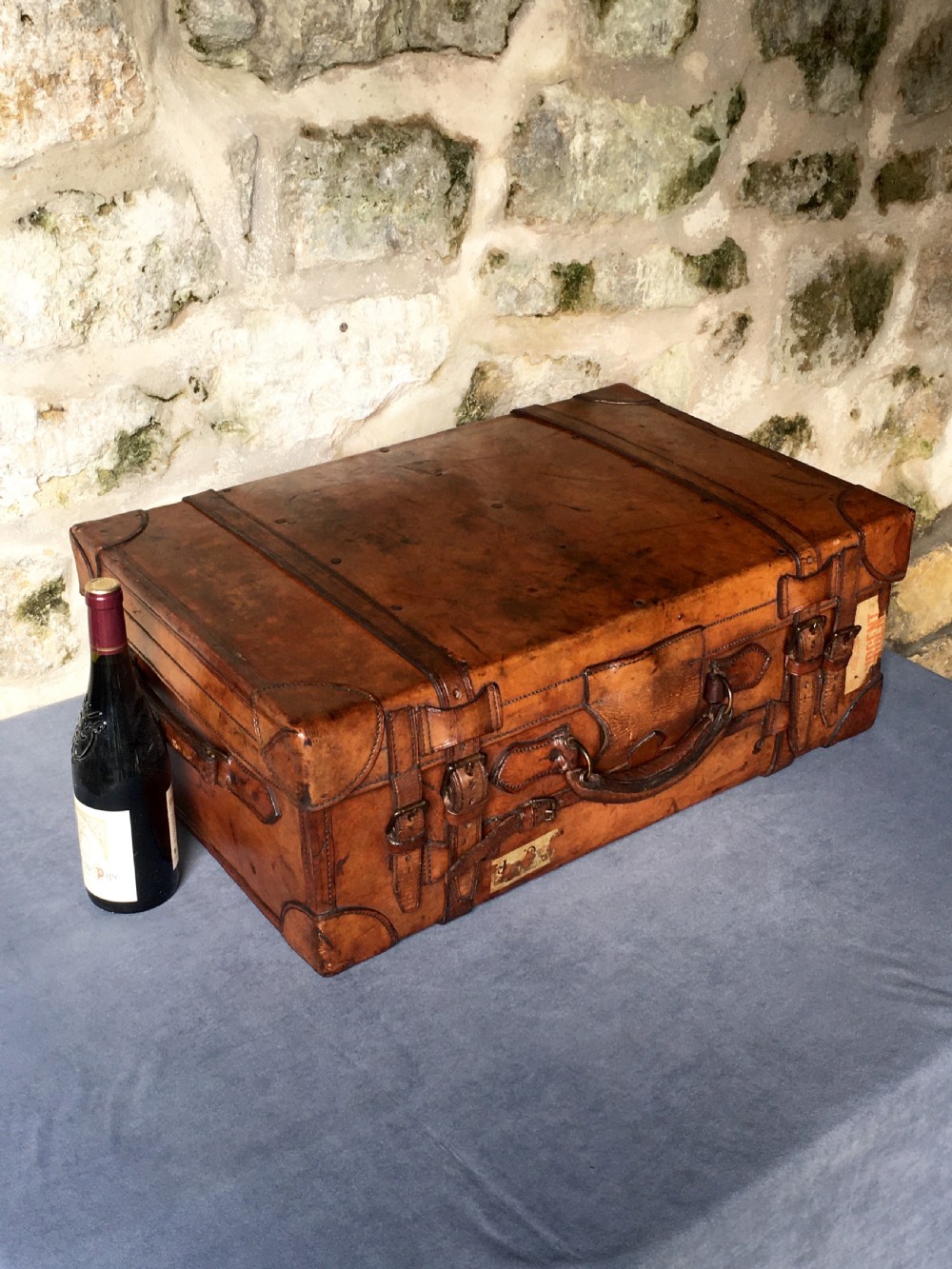 Luggage: a wonderful leather suitcase  View XIV