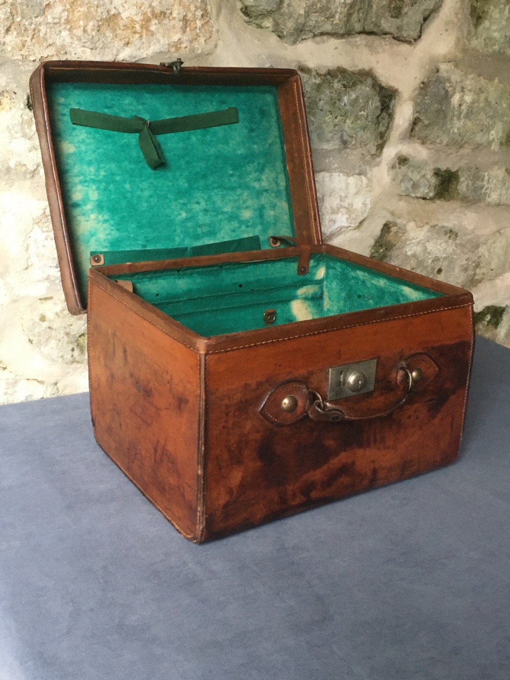 Luggage: Fine leather case View XII