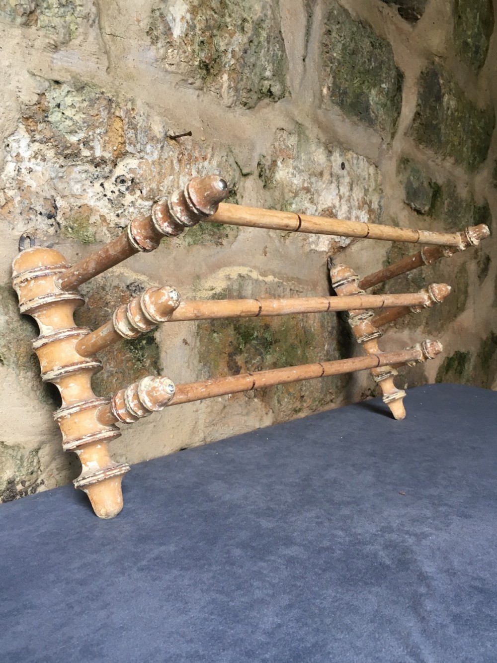 Victorian wall-mounted towel rail View VI