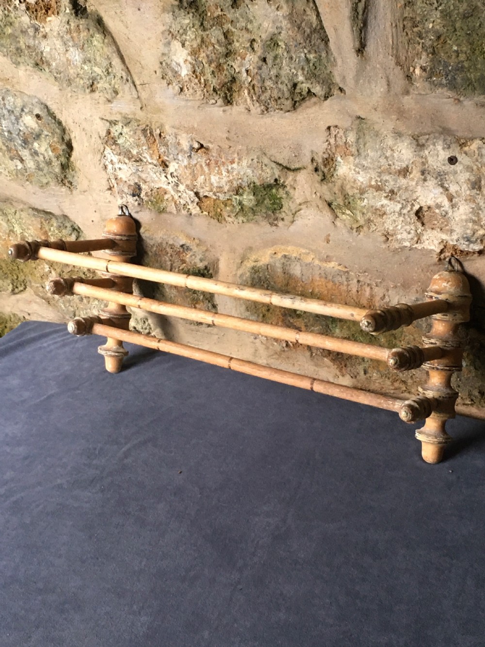 Victorian wall-mounted towel rail View X