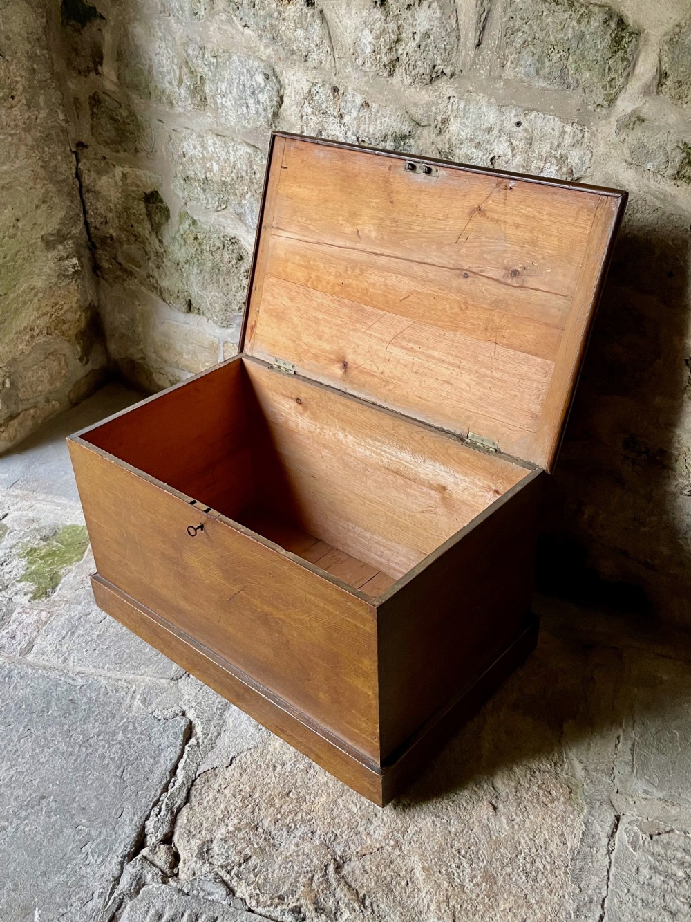 Storage trunk box View XI