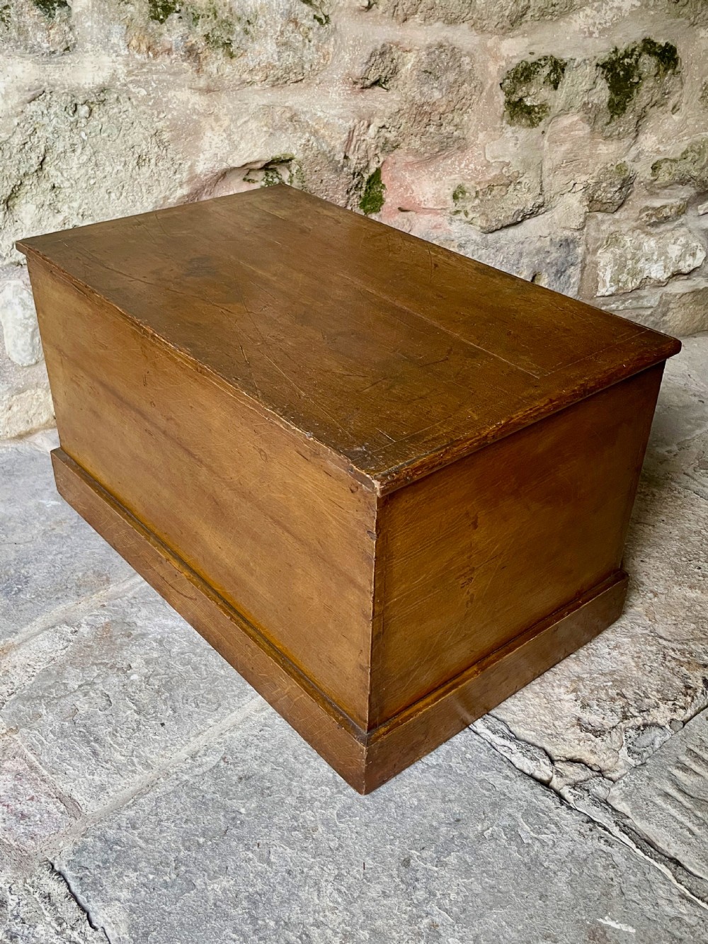 Storage trunk box View XII