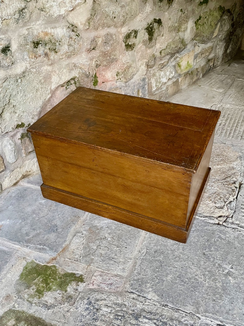 Storage trunk box View XIII