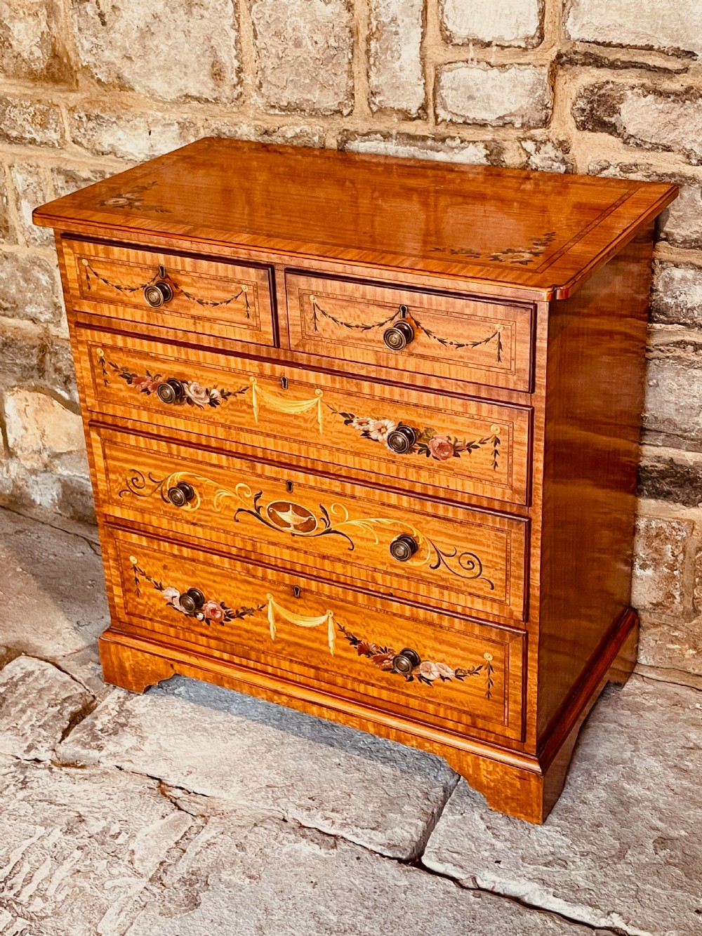 Small chest of drawers in satinwood View VIII