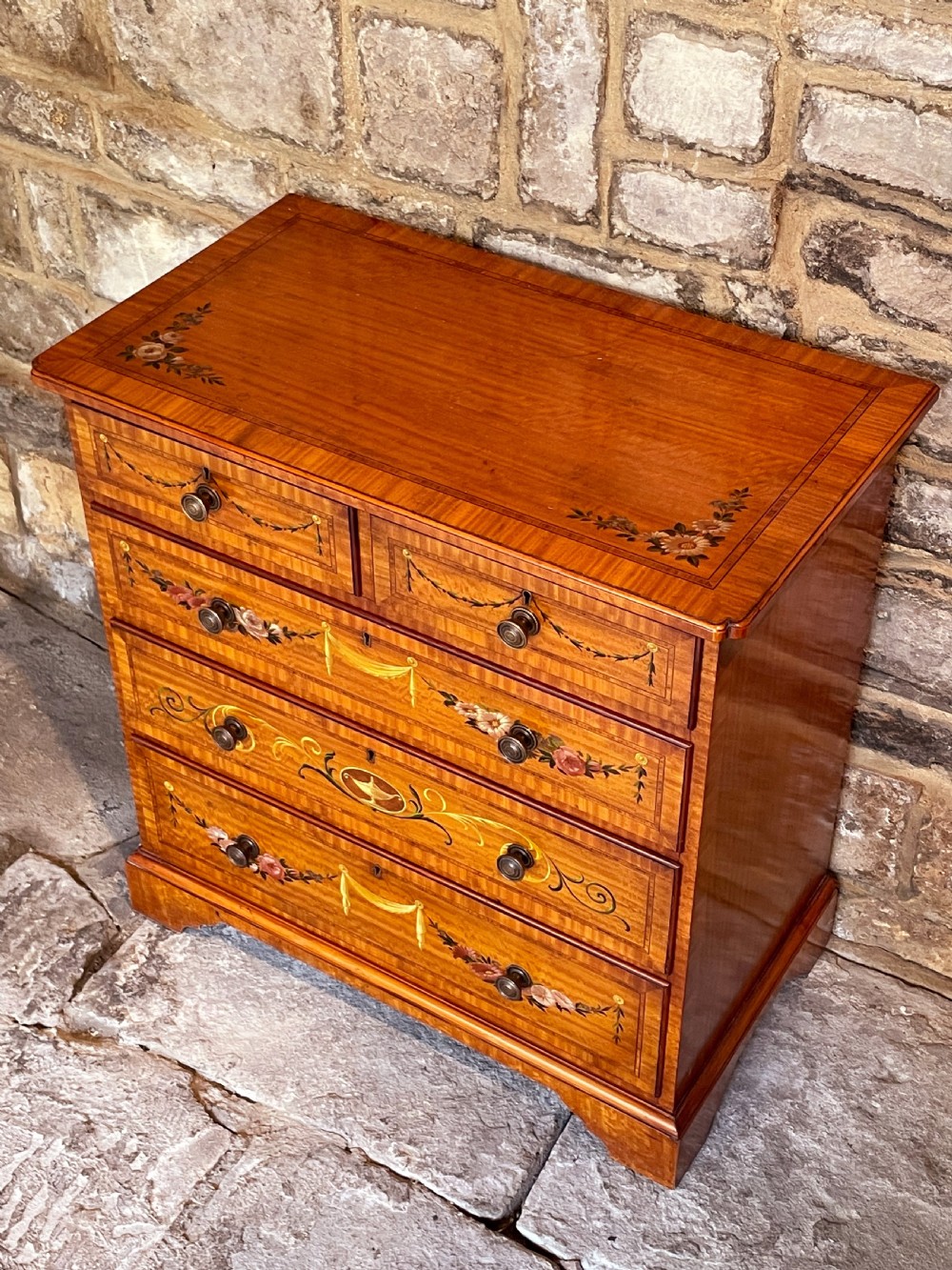 Small chest of drawers in satinwood View IX
