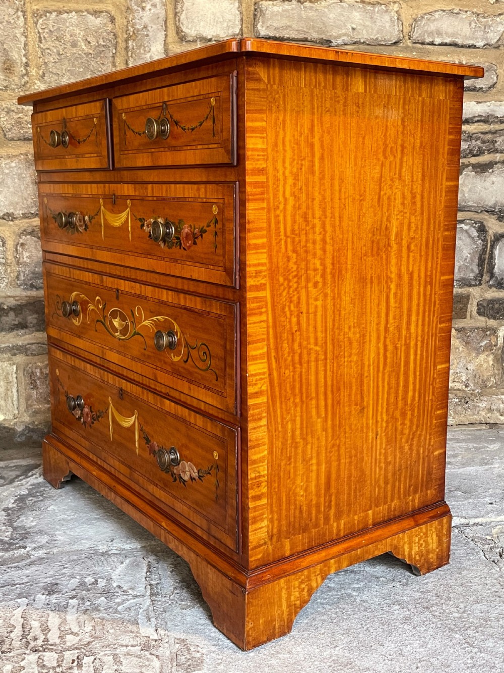 Small chest of drawers in satinwood View XIII
