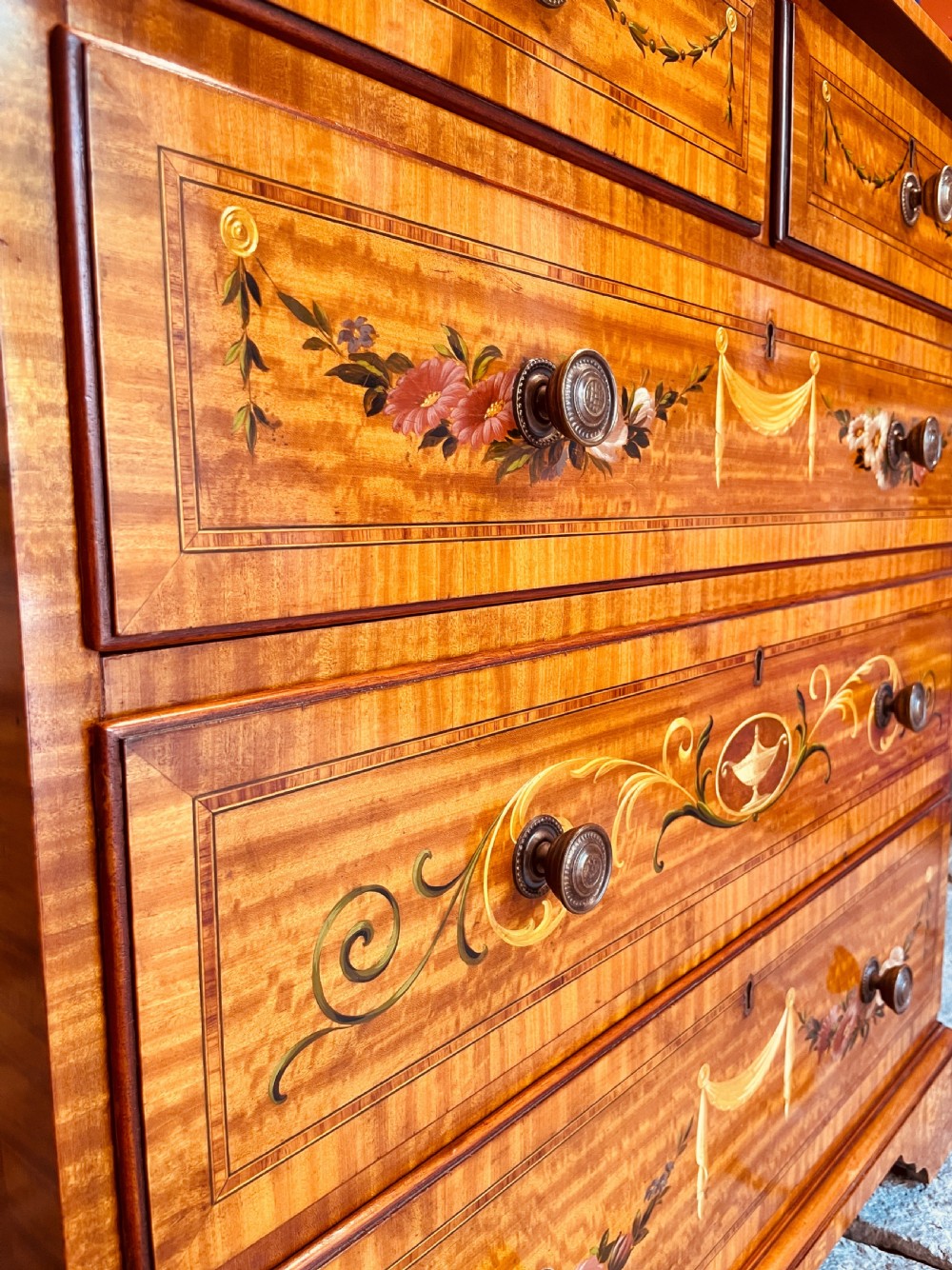 Small chest of drawers in satinwood View XIV