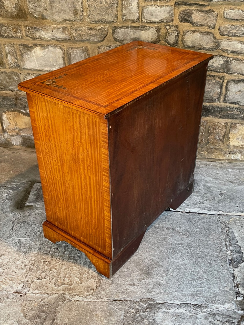 Small chest of drawers in satinwood View XVI