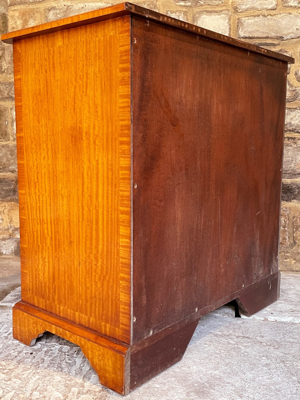 Small chest of drawers in satinwood View XVIII