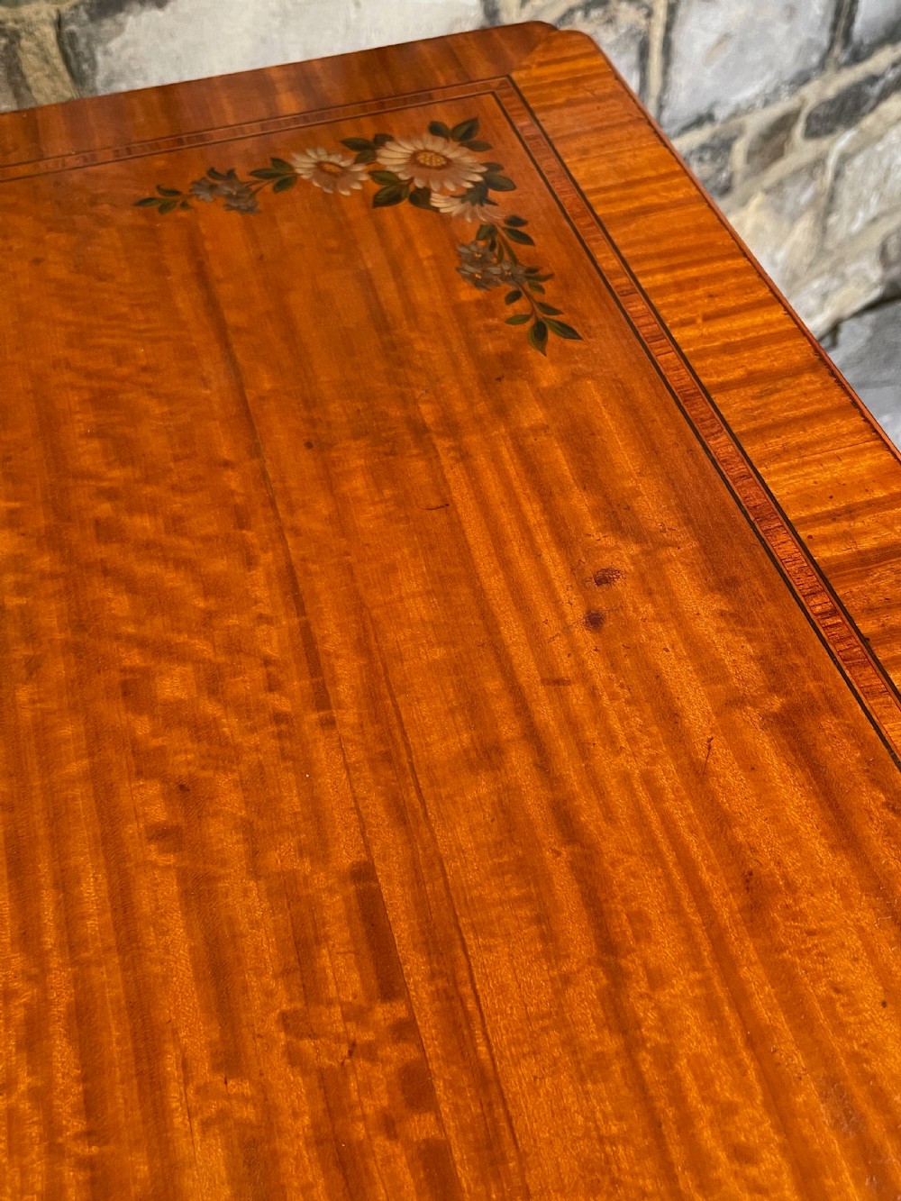 Small chest of drawers in satinwood View XXIII