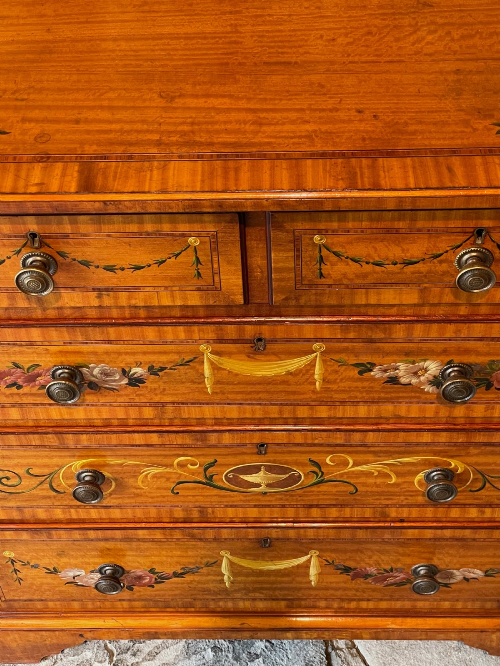 Small chest of drawers in satinwood View XXVI