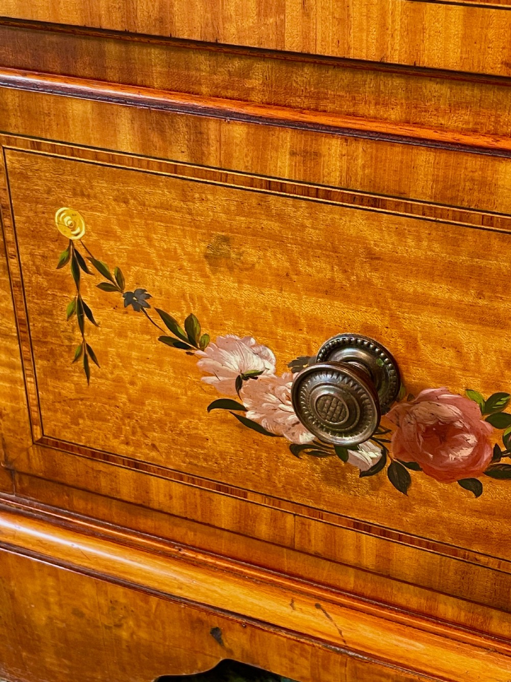 Small chest of drawers in satinwood View XXIX