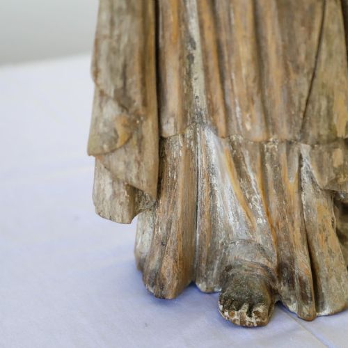 LATE 18TH EARLY 19TH CENTURY PINE CARVED FEMALE FIGURE IN CLOAK - ADDITIONAL PHOTO 7