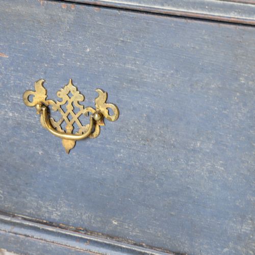 GEORGIAN CHEST OF DRAWERS LATER PAINTED DISTRESSED MOTTLED BLUE FINISH - ADDITIONAL PHOTO 7