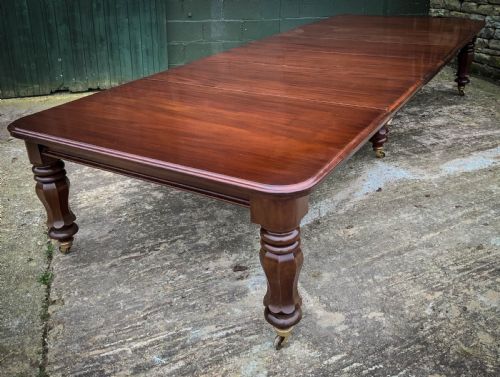 A Superb Large Victorian Extending Dining Table in Mahogany to Seat 14/16