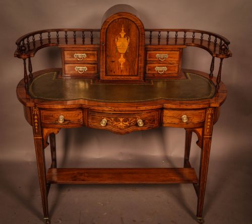 An Attractive Victorian Ladies Desk in Rosewood