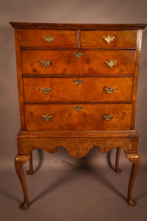 AN 18TH CENTURY CHEST ON STAND IN ENGLISH WALNUT - ADDITIONAL PHOTO 2