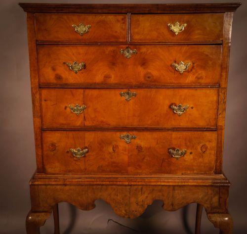 AN 18TH CENTURY CHEST ON STAND IN ENGLISH WALNUT - ADDITIONAL PHOTO 3