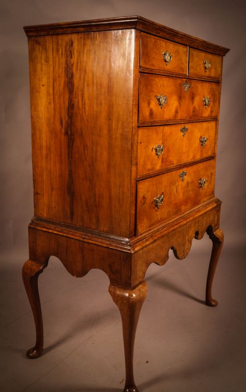 AN 18TH CENTURY CHEST ON STAND IN ENGLISH WALNUT - ADDITIONAL PHOTO 7