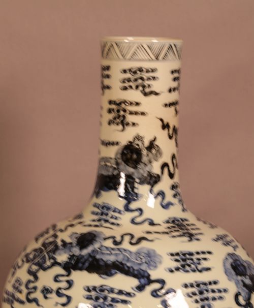 LARGE HEAVY ORIENTAL VASE - ADDITIONAL PHOTO 3