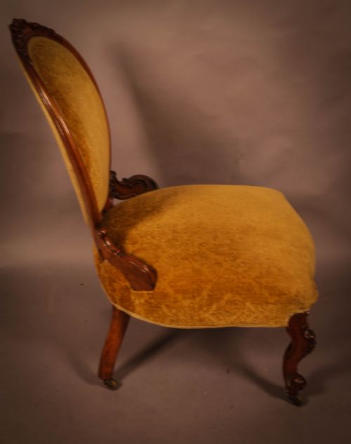 A QUALITY VICTORIAN LADIES NURSING CHAIR IN WALNUT - ADDITIONAL PHOTO 2